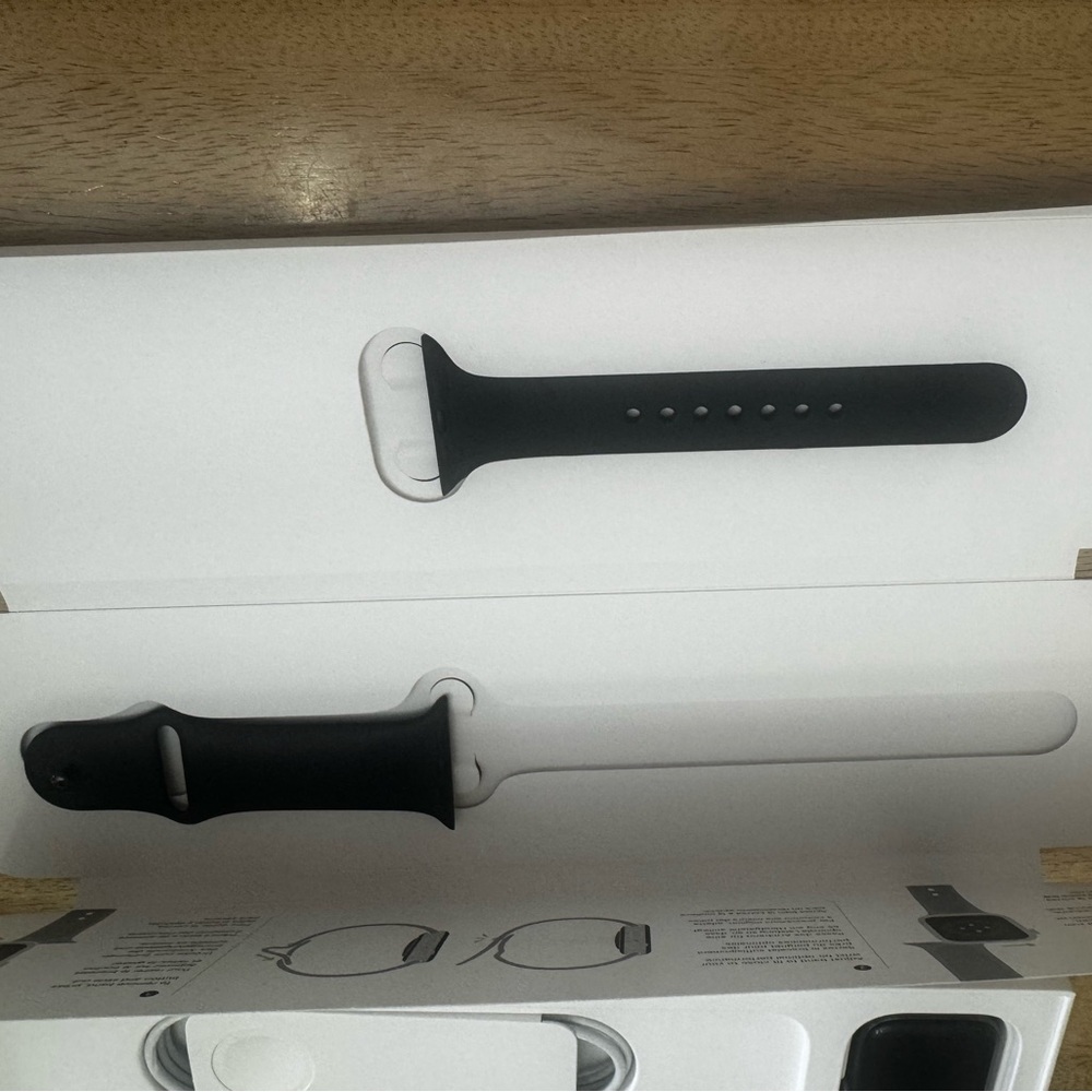 Smartwatch with Black Band - Picture 5 of 5